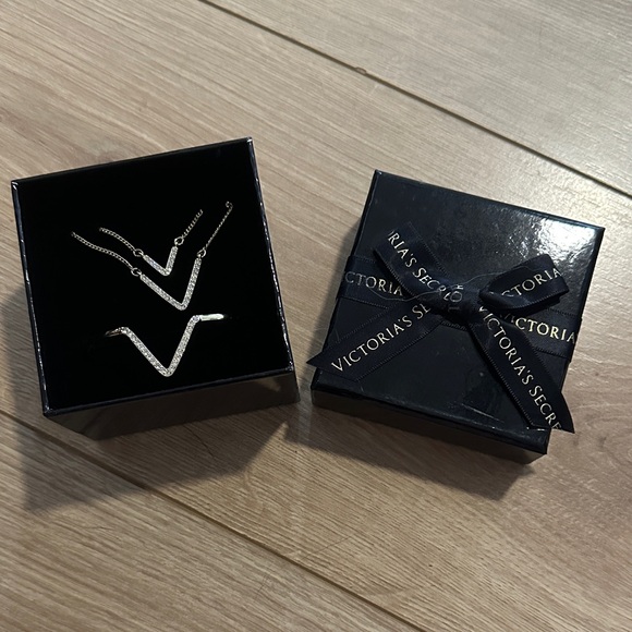 Victoria's Secret Gold V Necklace Set - Picture 1 of 2
